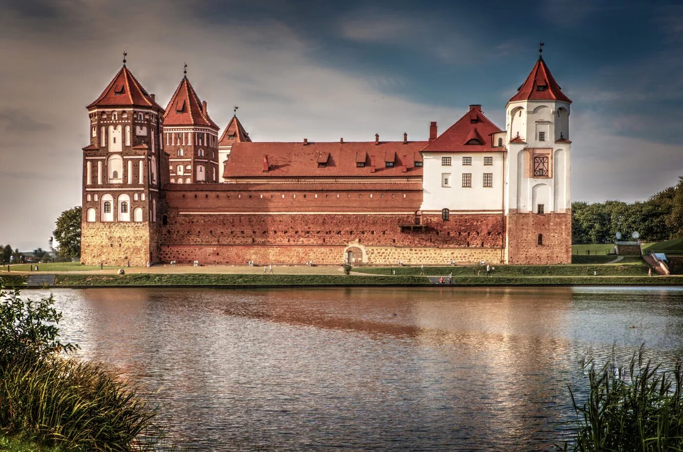 Беларусь фото. Мирский замок, мир, Беларусь. Мирский замок дворец. Мирский замок в Белоруссии в ноябре. Мирский замок» - памятник оборонного зодчества Беларуси.