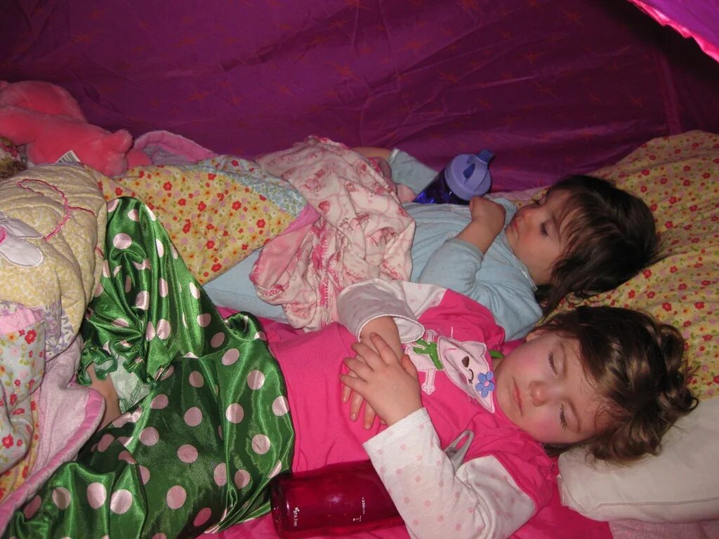 Ролики спящие сестры. Спящие сестренки.