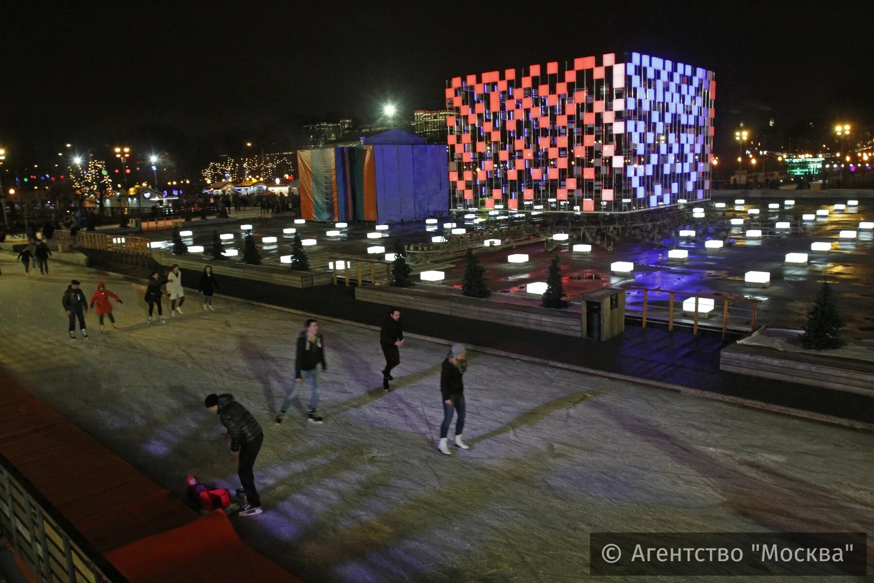 Горького каток метро. Каток парк Северное Тушино 2022. ЦПКИО им Горького каток. Каток в парке Северное Тушино. Парк Горького каток вечером.