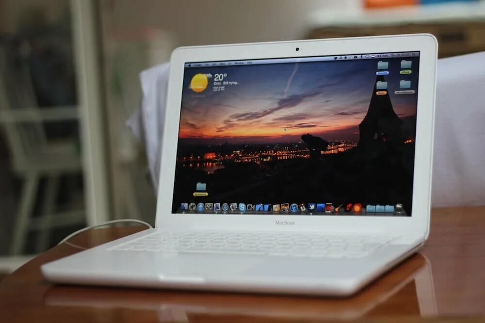 Макбук 13 2010. Макбук unibody mid 2010. macbook pro 2010 white. макбук про 13 2010. macbook pro белый 2010.