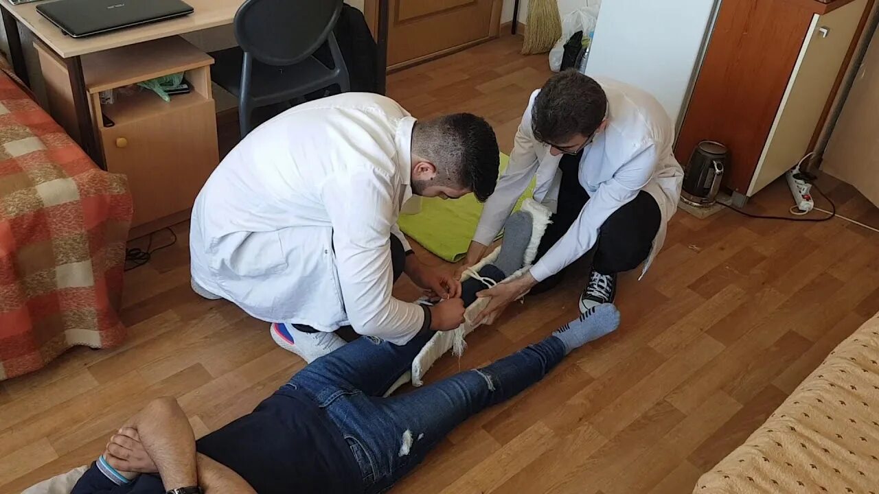 Реабилитация при переломе голени помощь близких. Наложение шины крамера при переломе. шина из подручных средств при переломе фото.