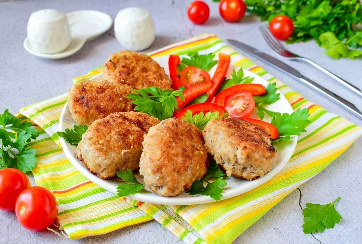 Биточки мясные. Котлеты аппетитные. Котлеты из фарша. Котлеты из фарша на сковороде