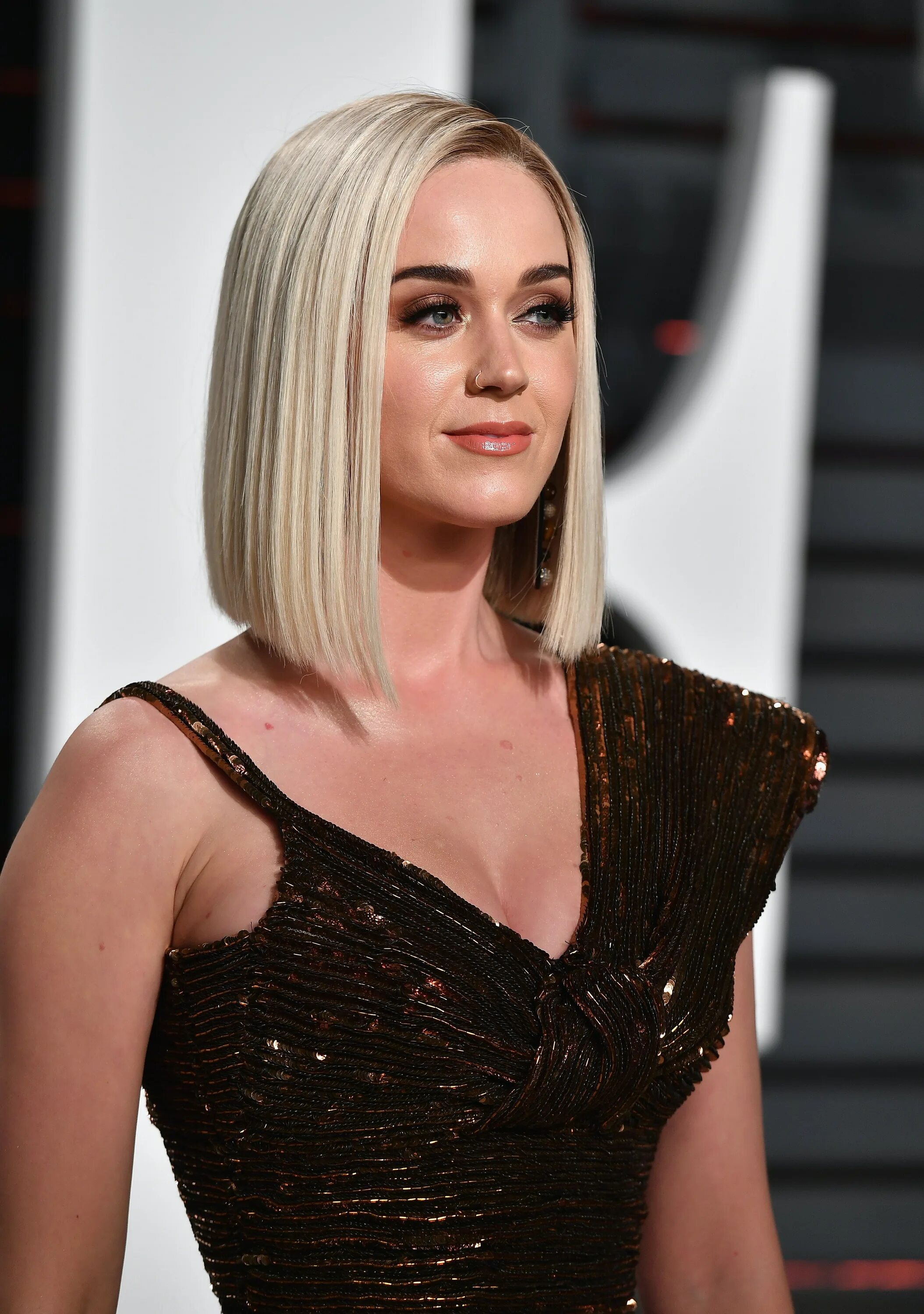 Blunt bob стрижка. Каре блант боб 2020. Прямое каре. Каре стрижка 2021. Blunt bob стрижка до плеч.