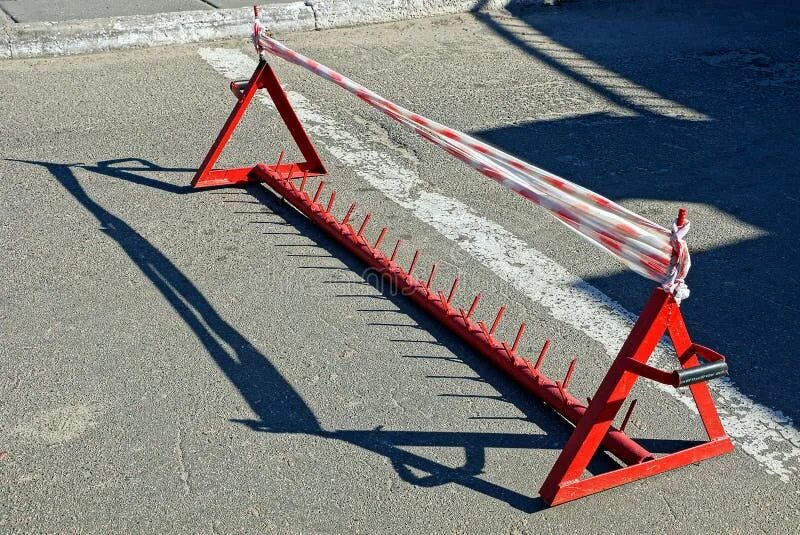 Заграждение из врытых наклонных. Противотаранное заграждение еж. противоавтомобильные заграждения. ежи (противоавтомобильное заграждение). заграждение с шипами.