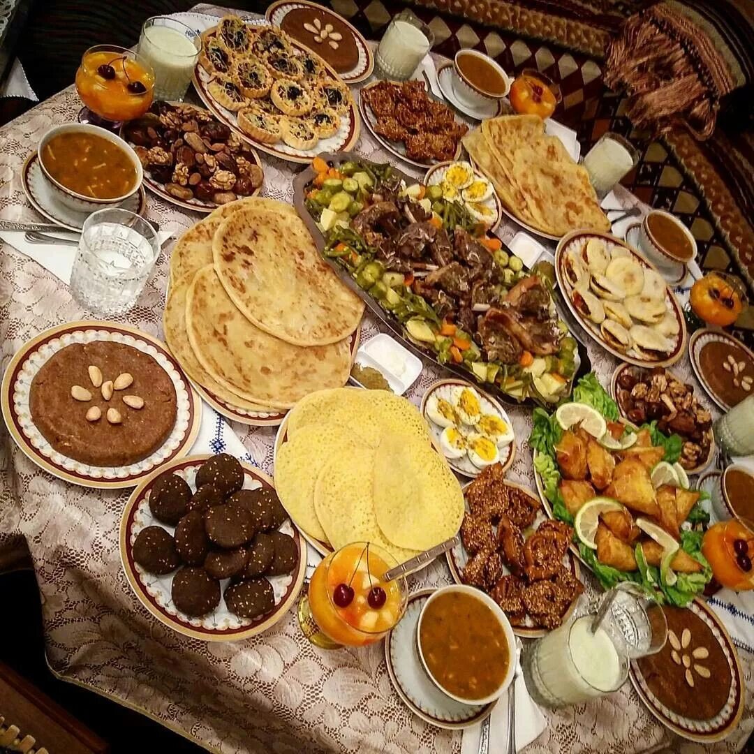 Еда на ифтар рецепты. Стол для ифтара. мусульманская кухня. мусульманские блюда на праздничный стол. блюда на рамадан.