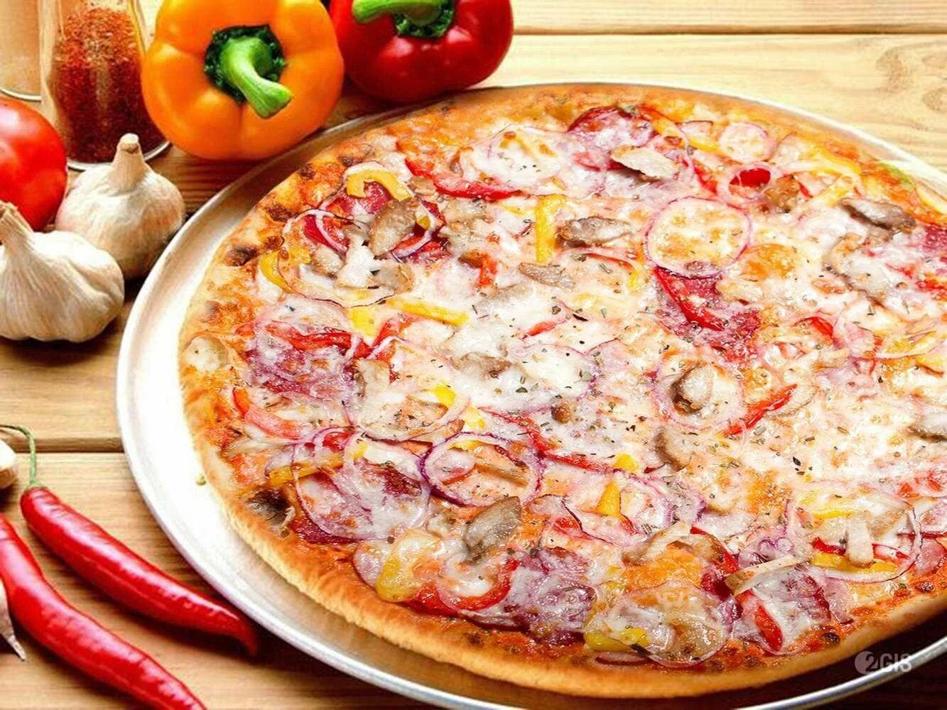 Пицца с колбасками. Пицца с салями, грибами и помидорами. Пицца курица помидоры пепперони. Пицца с сервелатом сыром и помидорами. Пицца с болгарским перцем.