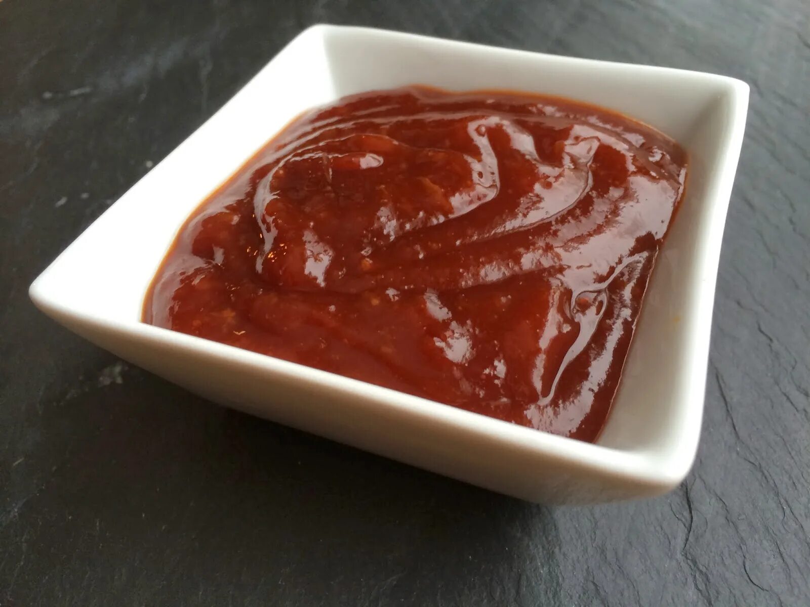 ребрышки барбекю. куриные крылышки барбекю. крылышки в соусе барбекю. ребра свиные. свиные ребра bbq.