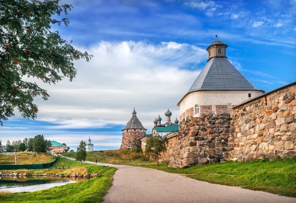 Соловецкие острова достопримечательности. Остров соловки карелия. Тур петербург соловки. Путешествие на соловки. Успенская башня соловецкого монастыря.