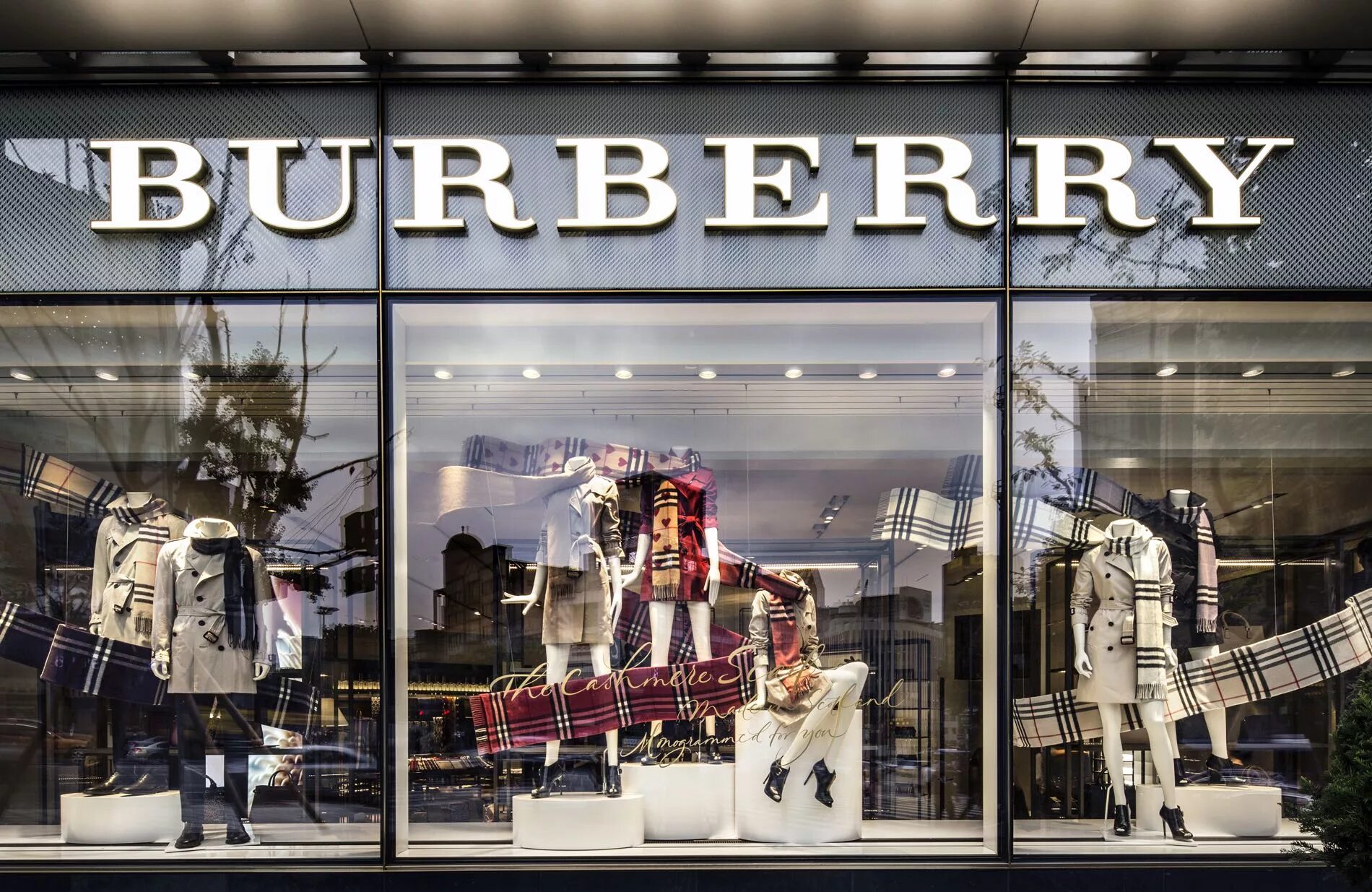 Burberry москва. Барбери магазин. Витрина Burberry. Бутик Burberry. Магазин Барбери в Лондоне.