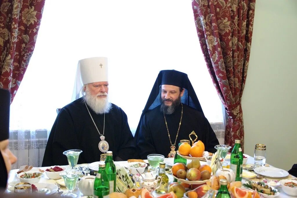 псковской епархии русской православной церкви. епископ фома демчук псков. отец всеволод крыпецкий монастырь. священник псковской епархии. свято-троицкий собор г.