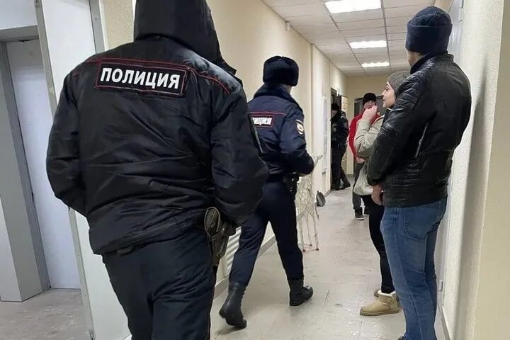 Нападение разбить. Нападение на сотрудника полиции. Волгоградские полицейские. Нападение на сотрудника полиции фото.