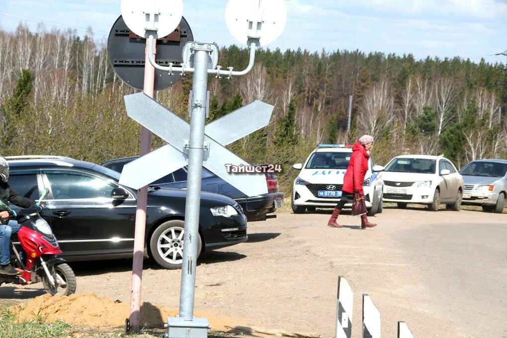 Выходной в родительский день 2024 иркутской области. Родительское кладбище. Кладбище Боткина в родительский день. Родительский день кладбище цыгане. Репортаж с кладбищ на родительский день Екатеринбург.