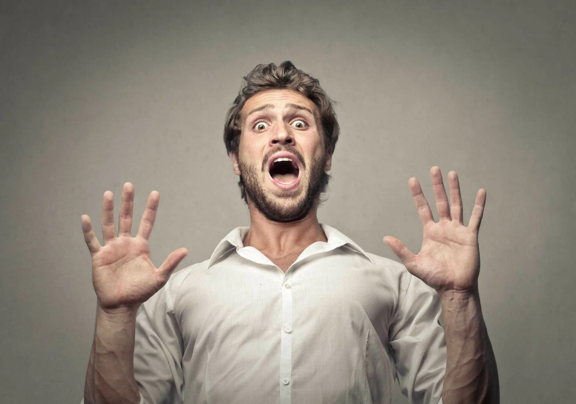 Испуганное лицо. Испуганный человек. Лицо испуганного человека. Удивленный мужчина. Человек в шоке.