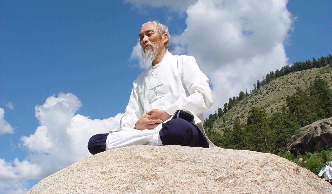 Духовный мастер. Китайский монах даос. Китайская медитация цигун. Мудрец на горе. Мудрый человек.