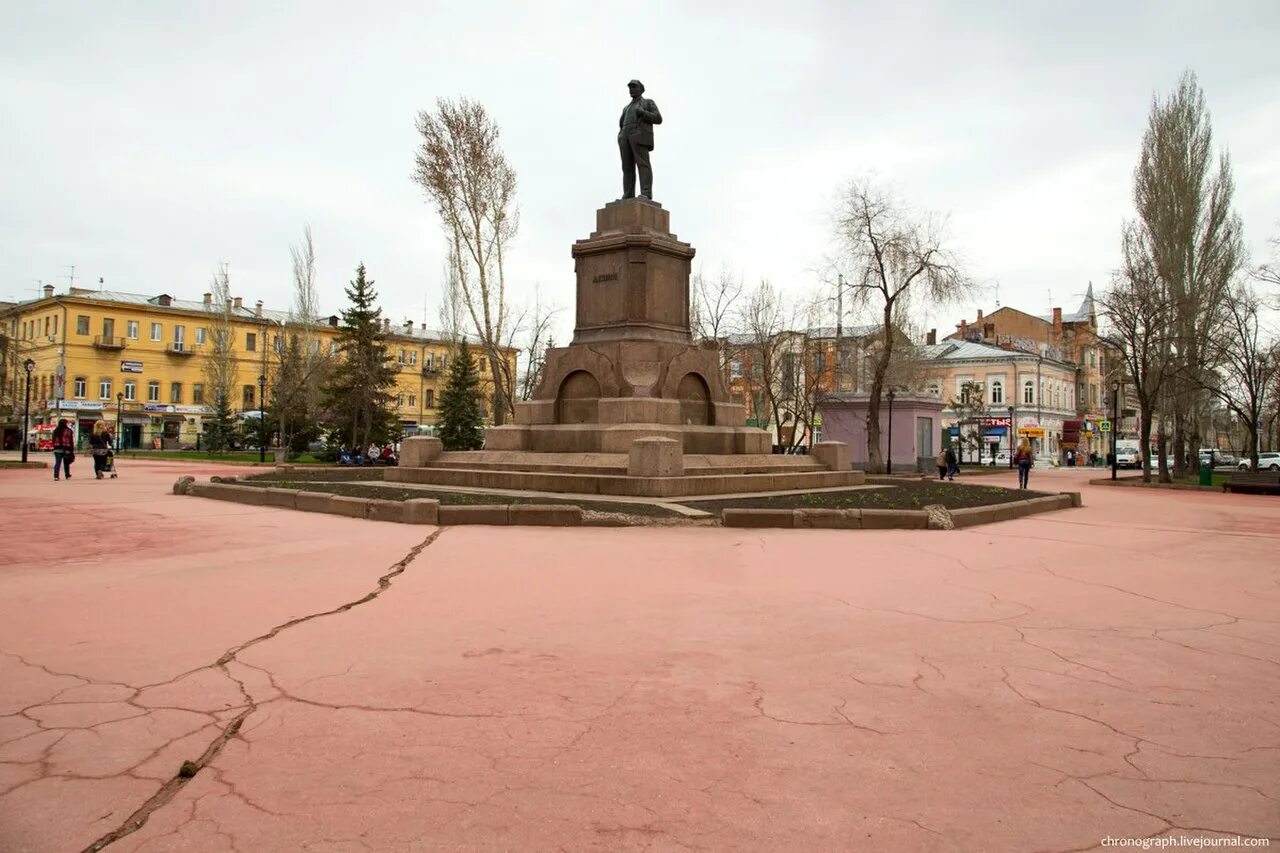 Сквер революции памятник. Площадь революции Самара. Площадь революции Самара памятник. Памятник Ленина Самара площ революции. Ленин площадь революции Самара.