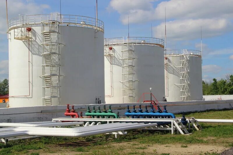 Славянск нефтебаза. Куровская нефтебаза. резервуарный парк для хранения нефти и нефтепродуктов. нефтехранилища россии. обвалование резервуаров нефтепродуктов.