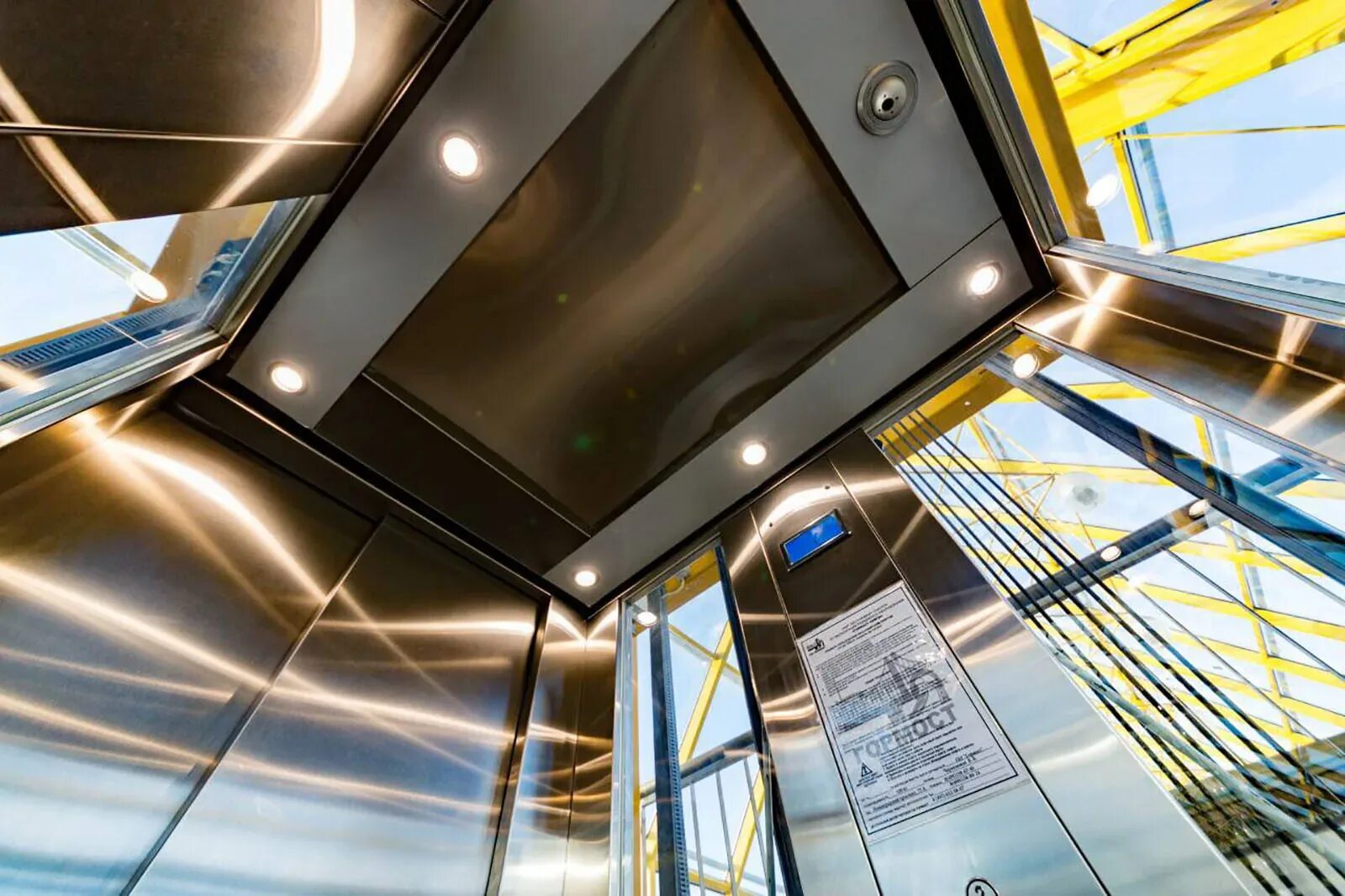 Самые большие лифты машин. Лифт на 6 человек. Лифт внутри. Двери лифта отис в коробках. Лифт 2200.