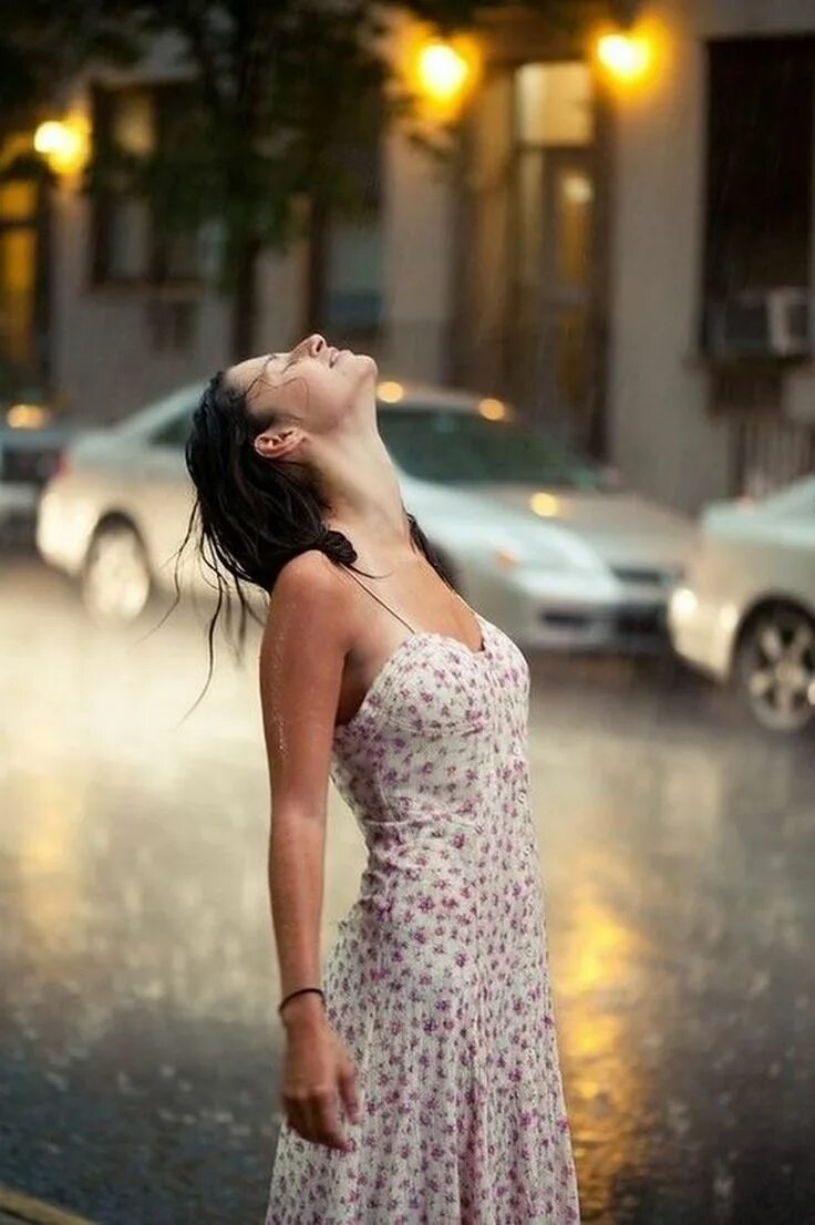 Девушка под дождем. Девушка дождь. Девушка в платье под дождем. Девушка под летним дождем.
