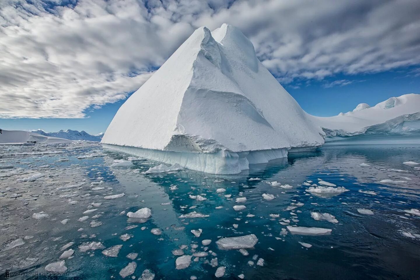 Айсберги Антарктиды. Пирамидальные айсберги. Антарктида ледники Антарктиды. Льды и айсберги в Антарктиде. Под ледовый