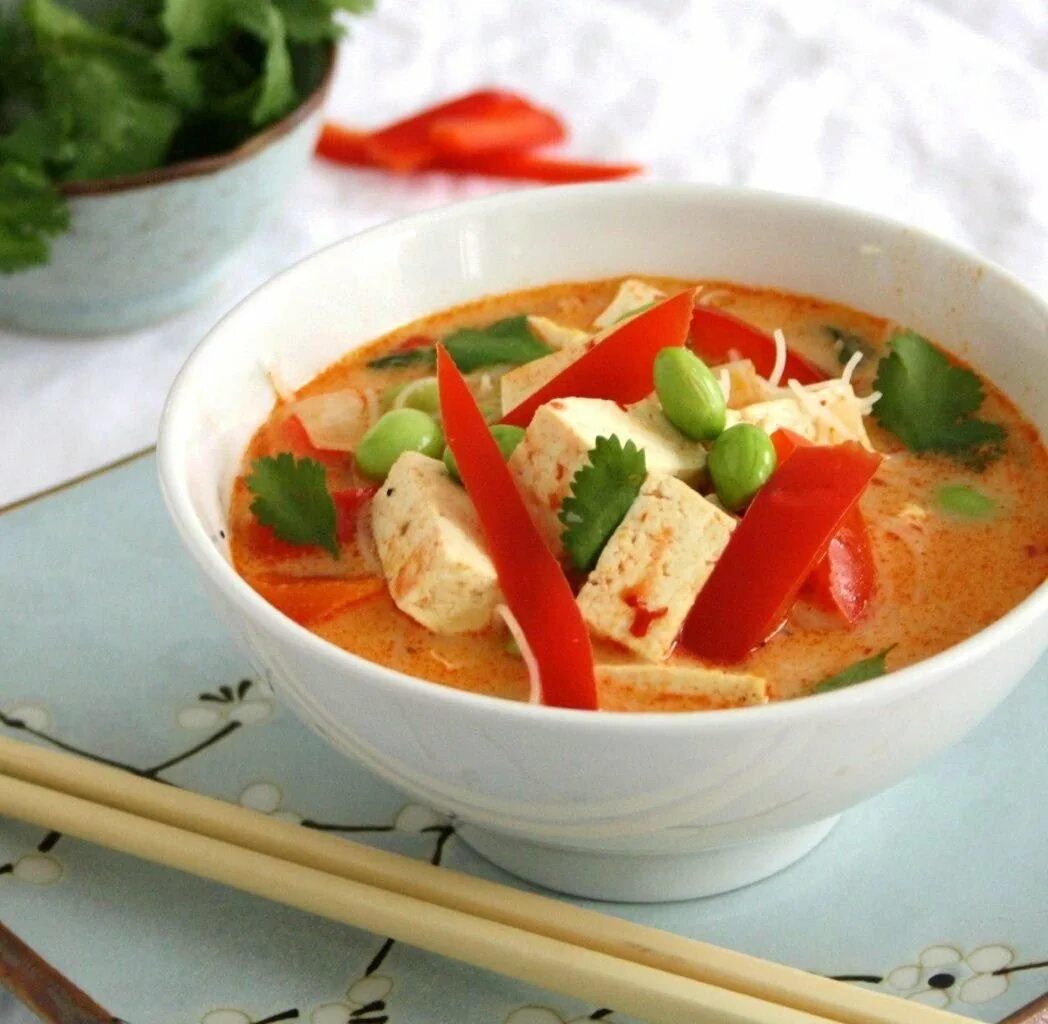 Том ям вегетарианский. Том ям с тофу. Тайский рыбный суп. Tom yum суп. Суп с ростками маш.