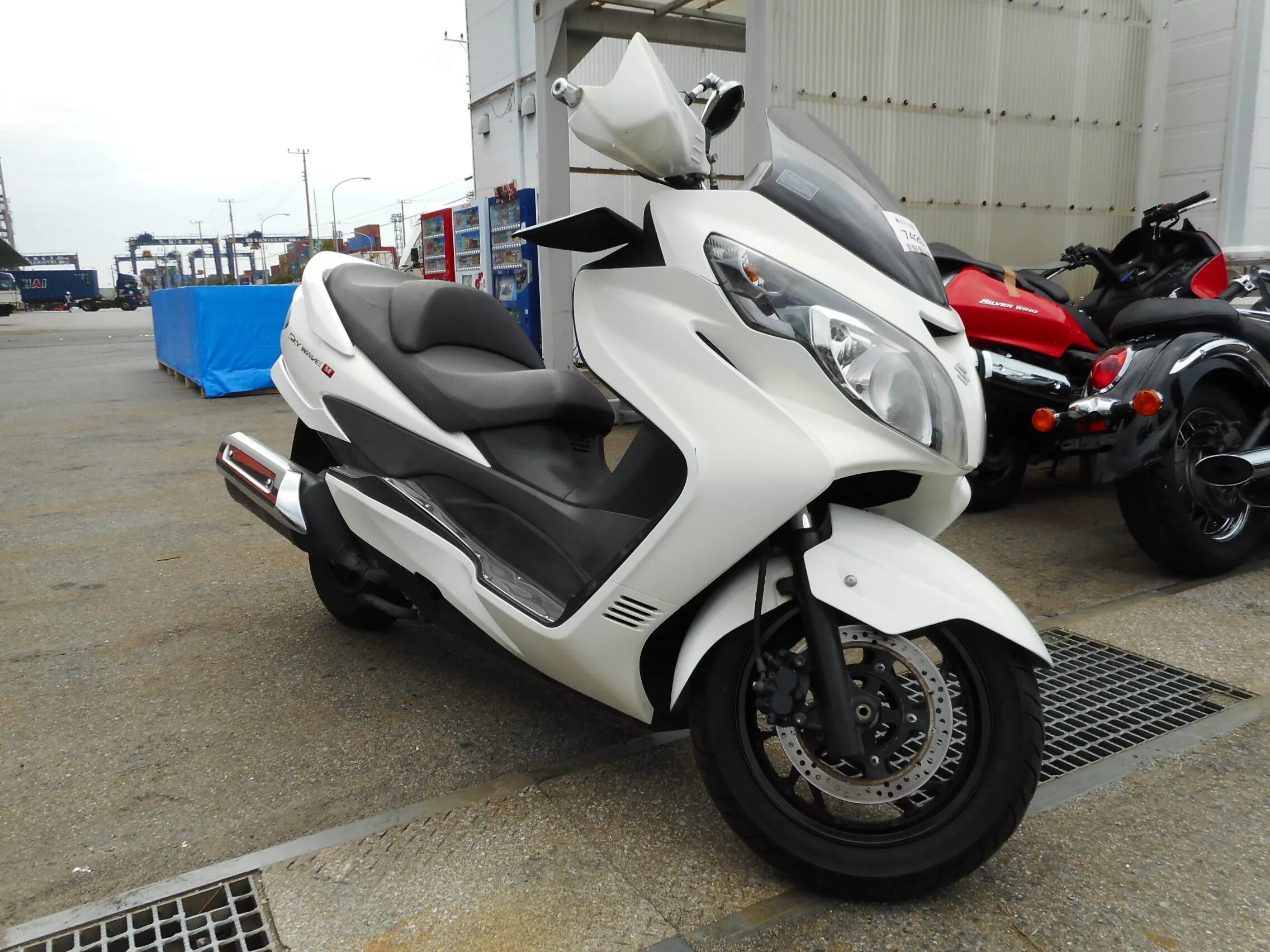 Купить скутер 250. Suzuki Burgman 250. Suzuki Skywave 250. Макси скутер Suzuki Skywave 250. Suzuki Burgman (Skywave) 250 макси скутер.