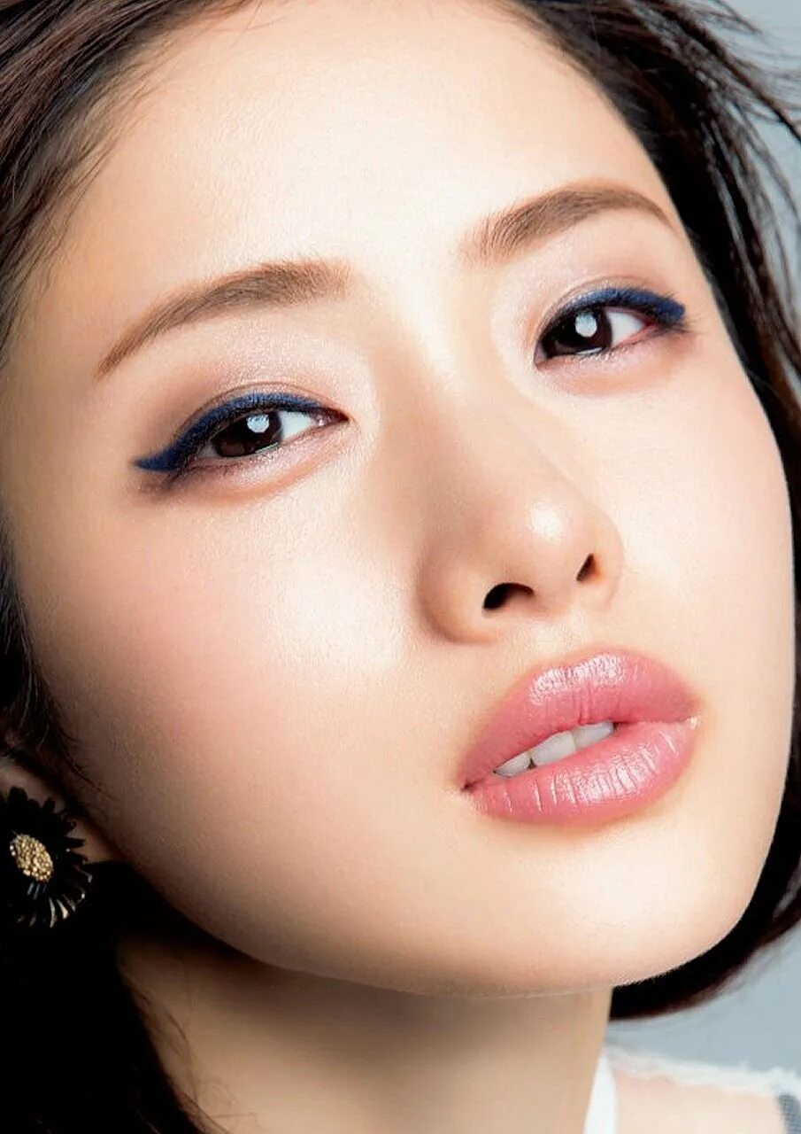 Лицо красивой азиатки. Макияж для азиаток. Макияж для азиатских глаз. Макияж азиатских девушек. Красивые азиатские глаза.