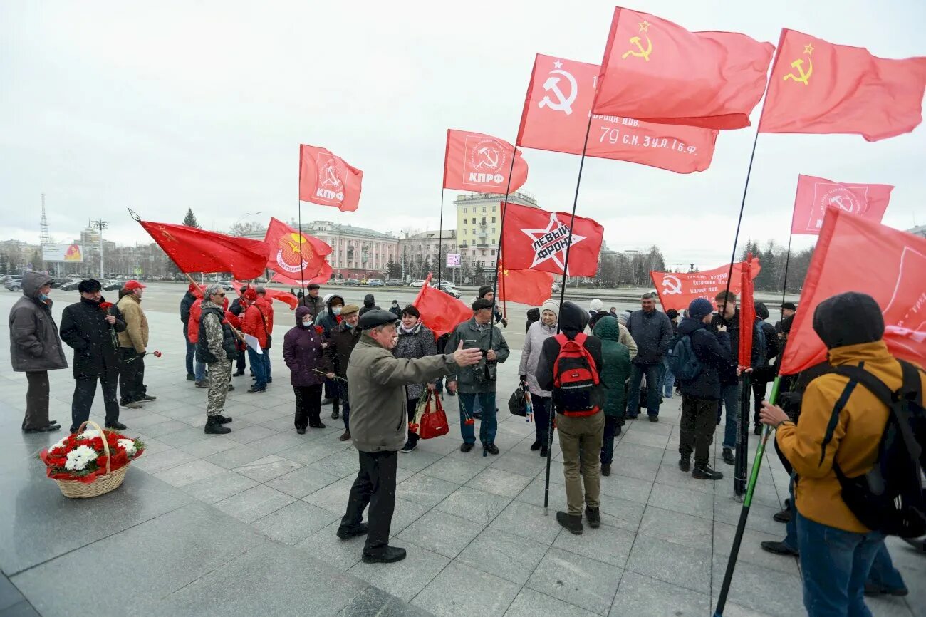 Митинг в день рождения Ленина. 22 Апреля день рождения Ленина. 22 Апреля праздник день рождения Ленина. Ленин на митинге. Митинг в барнауле