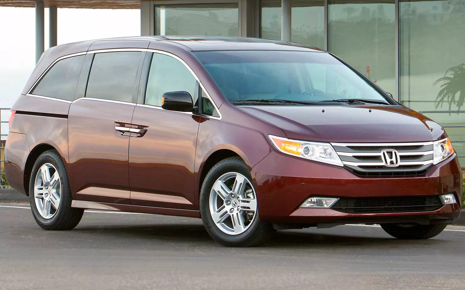 Минивэн Хонда Одиссей. Honda Odyssey 2014. Хонда Одиссей 2014. Минивэн Хонда Одиссей 2014. Автомобили с пробегом минивэны