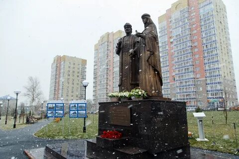 Памятник рядом