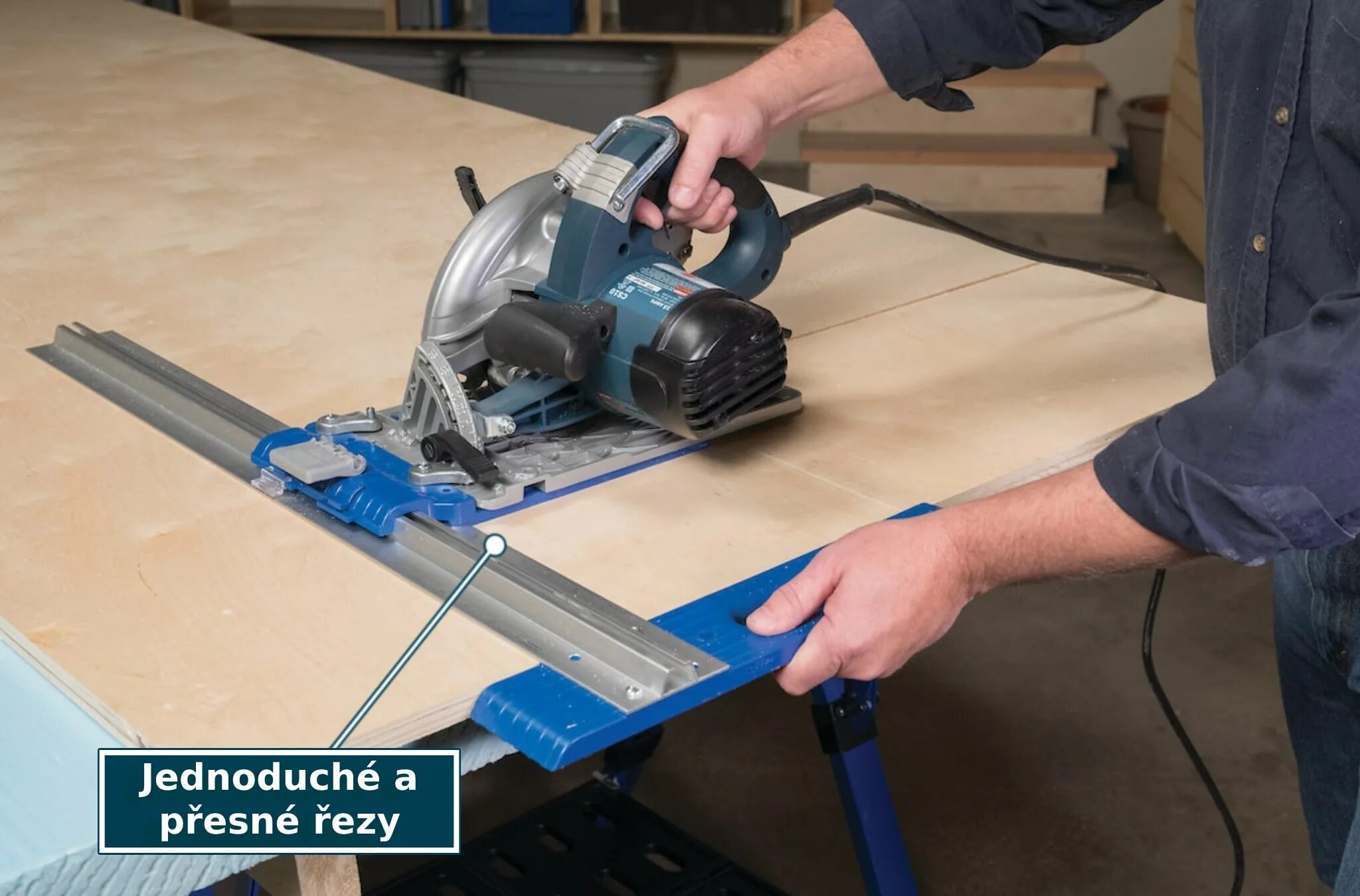 Разрубленная доска. Циркулярка для плитки с водой деволт. Отпилить. Пила для древесины. Пила реноватор.