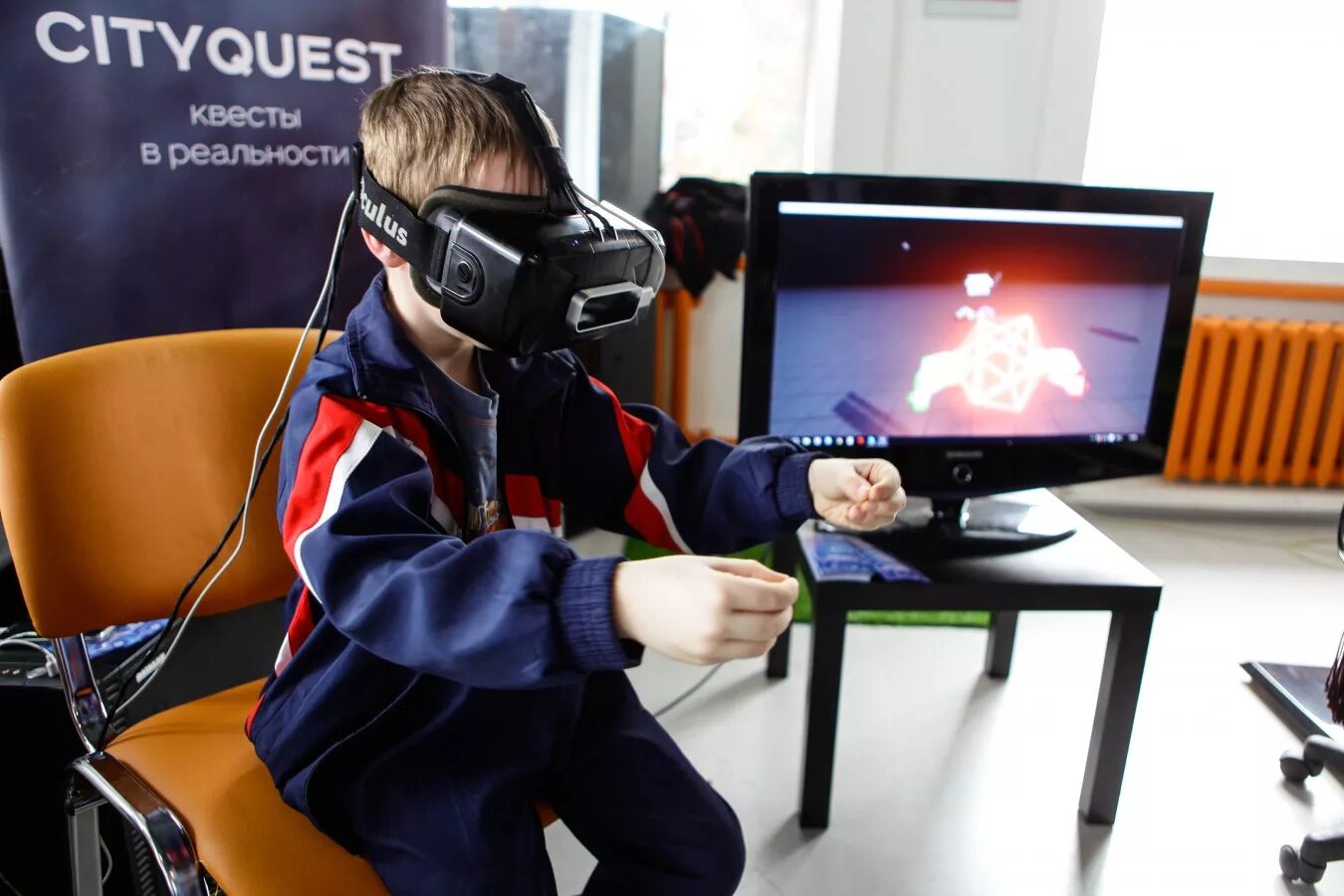 Виртуальная и дополненная реальность в образовании. Vr школьники. виртуальная реальность дети. ребенок в шлеме виртуальной реальности. виртуальная реальность будущее.