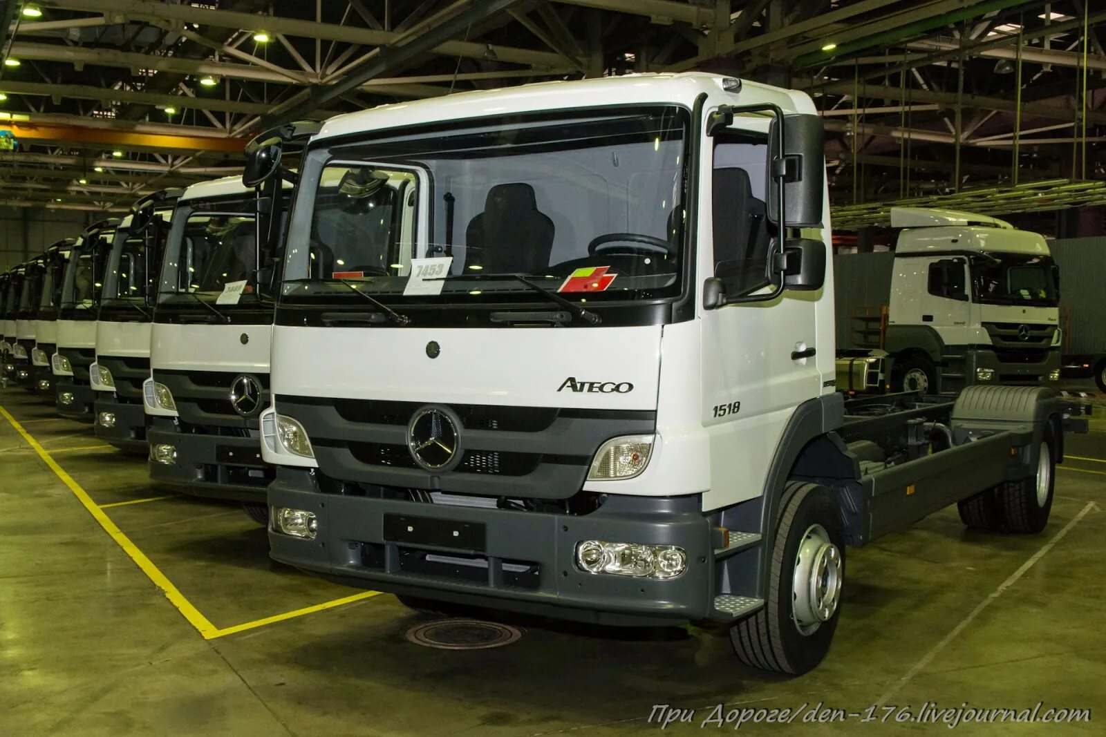 Грузовой челны. Набережные Челны завод Мерседес грузовой. Mercedes Benz 2628. Завод Мерседес в Набережных Челнах. Грузовики на заводе Мерседес.