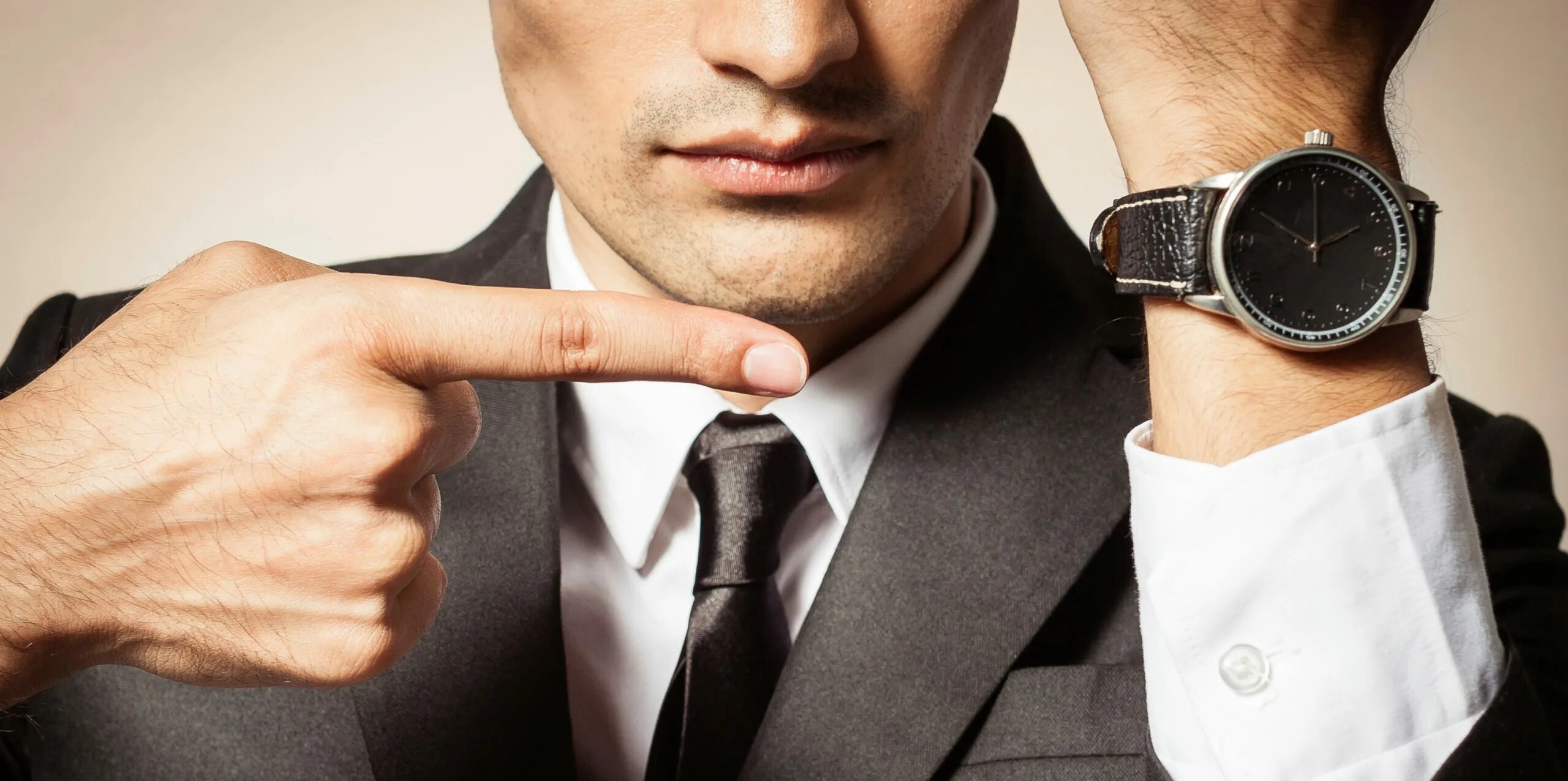 Мужские часы на руке. Человек с часами. Смарт часы на руке. Часы на руке мужчины.