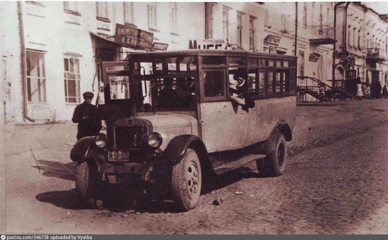 Первый автобус 12. Город Вятка в 1934. Первый Московский автобус 1907. Вятка 1934 год. Первый автобус в Москве 1922.