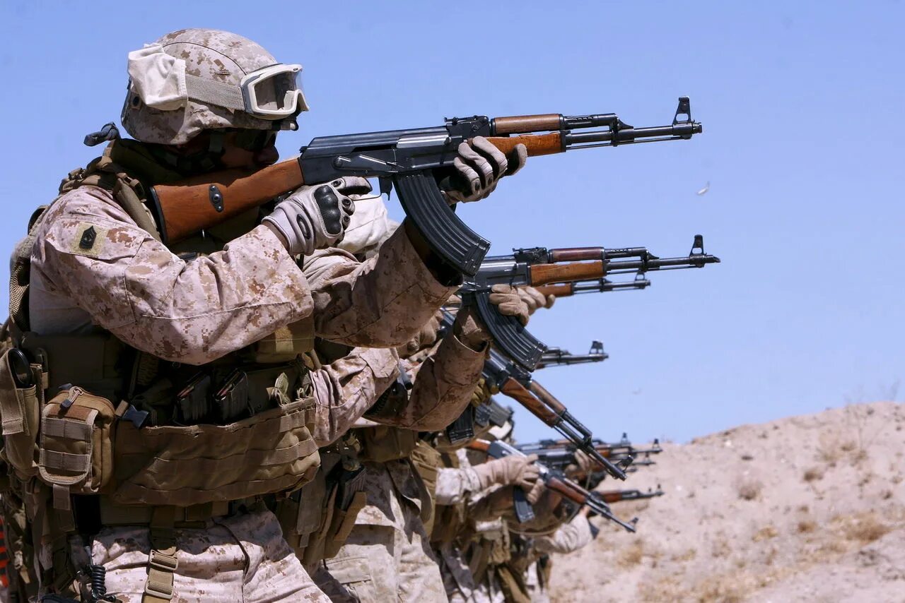 Штурмовые винтовки НАТО. АК 74 В армии США. АК 74 Афганистан. Солдат с автоматом.