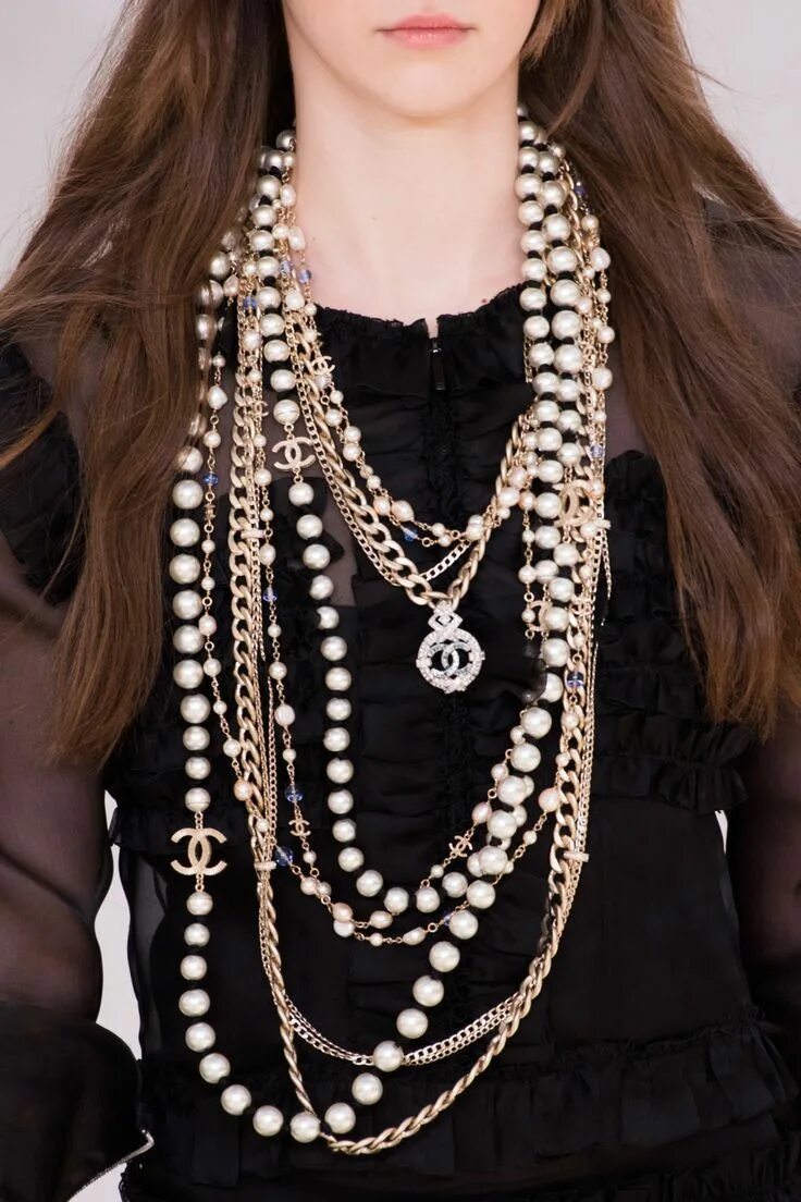 Длинное украшение на шею. Ожерелье Коко Шанель. Coco Chanel колье. Цепочка Шанель. Ожерелье Коко Шанель жемчуг.