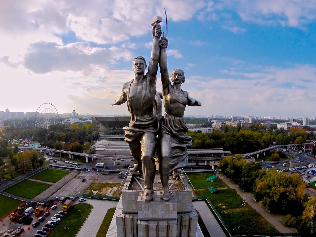 Памятник рабочий и колхозница в Москве. ВДНХ скульптура рабочий и колхозница. Памятник Мухиной рабочий и колхозница. Памятник « рабочий и колхозница». Скульптор Мухина в.и.,Москва,1937. Скульптура рабочий и колхозница б