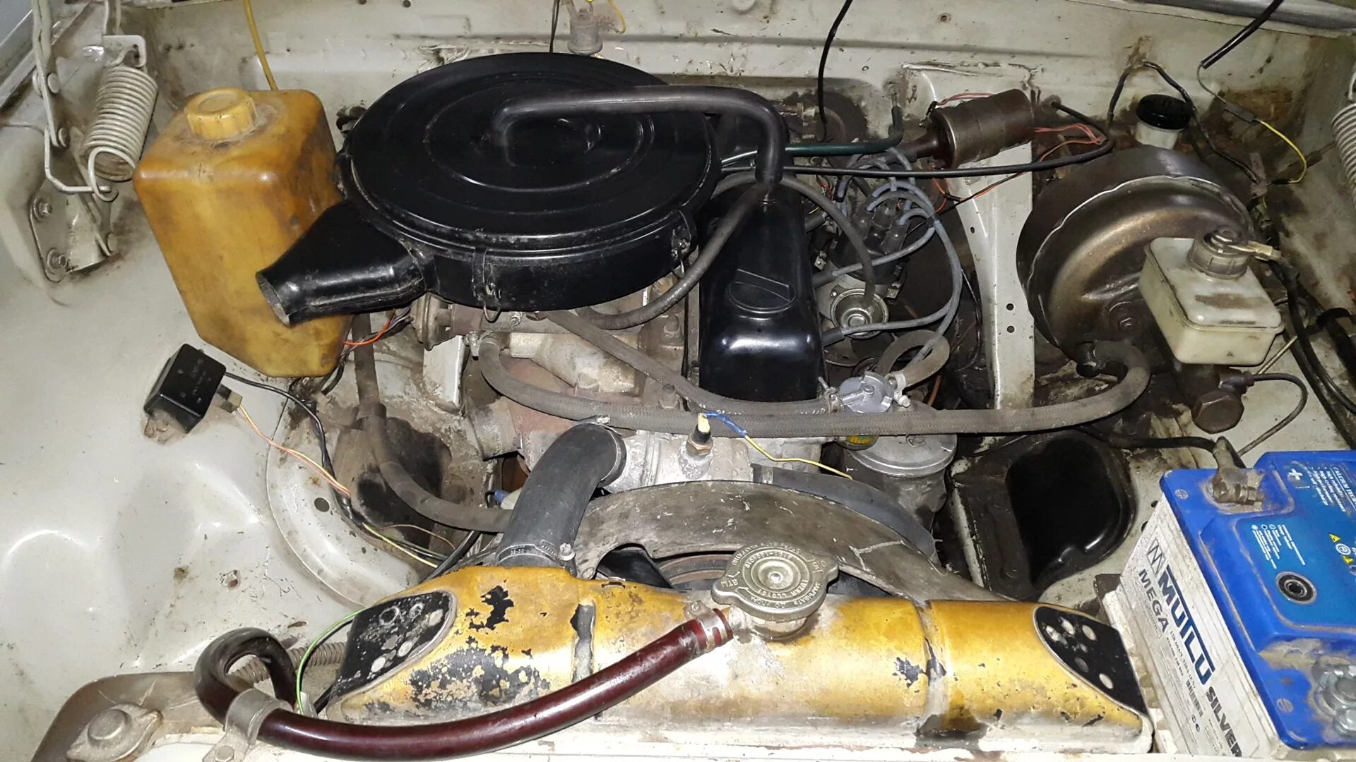 Газ 21 v8. 24-03 волга двигатель. Как поменять двигатель на волге. Газ 3110 змз номер двигателя. Газ 21 подкапотное пространство.