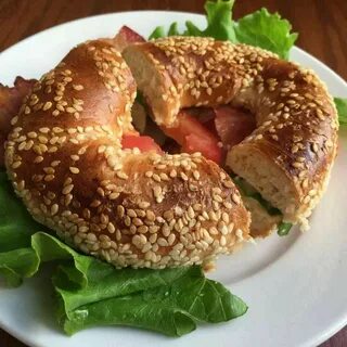 Рогалик с кунжутом