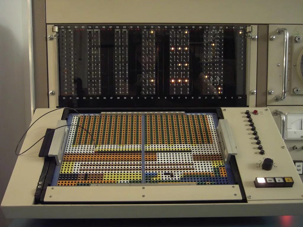 Аналоговые вычислительные машины авм. Аналоговый компьютер telefunken ra 770. аналого-цифровые вычислительные машины. первый аналоговый компьютер.