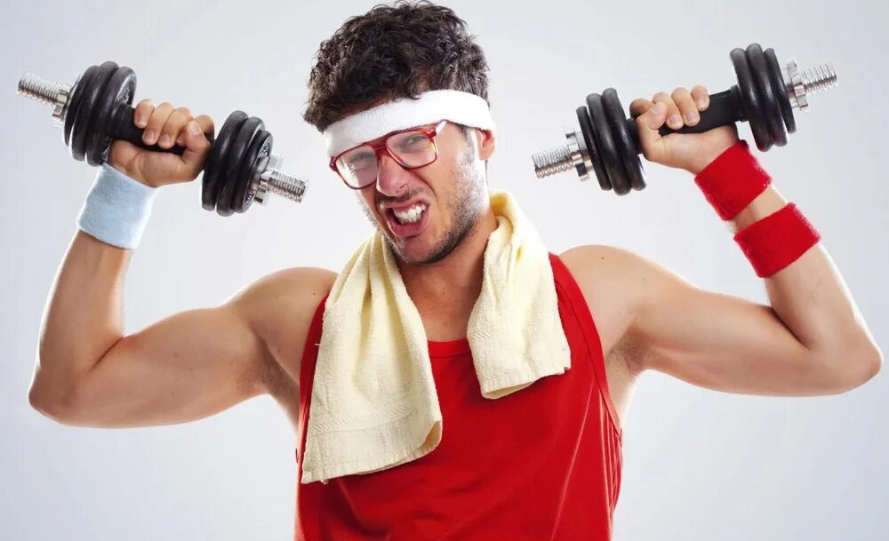 спортивный мужчина. спортивные парни. спортивный мужчина. новичок в тренажерке. тренировка в зале.