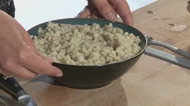 Как сварить перловку для рыбалки. Перловка на карася. каша перловая на карася. прикормки на рыбалке перловка. пареная перловка для рыбалки.