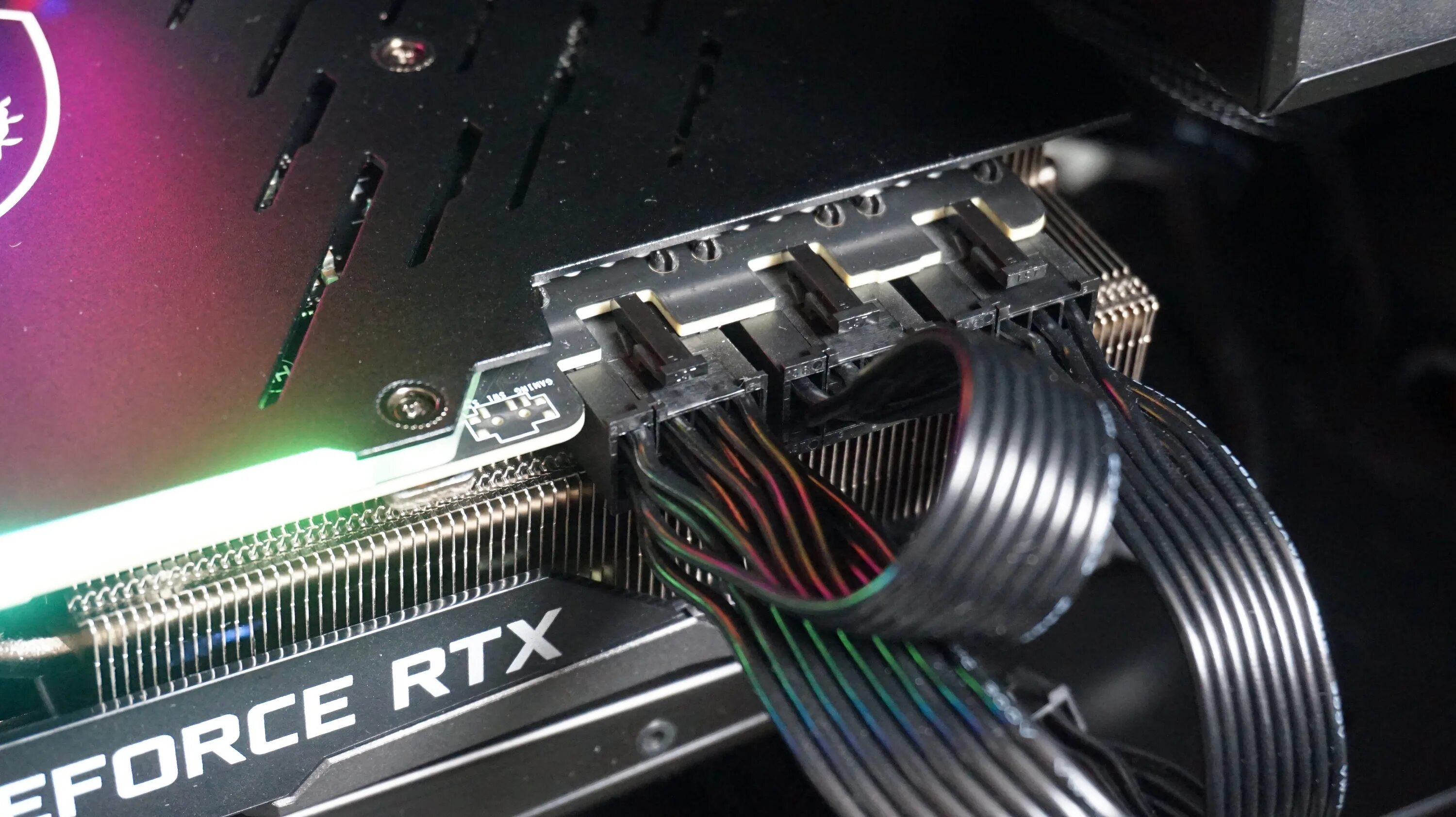 Gigabyte geforce rtx 4070 купить. GEFORCE RTX 3090. RTX 3090 MSI. RTX 3090 ti питание. RTX 3090 ti разъем.