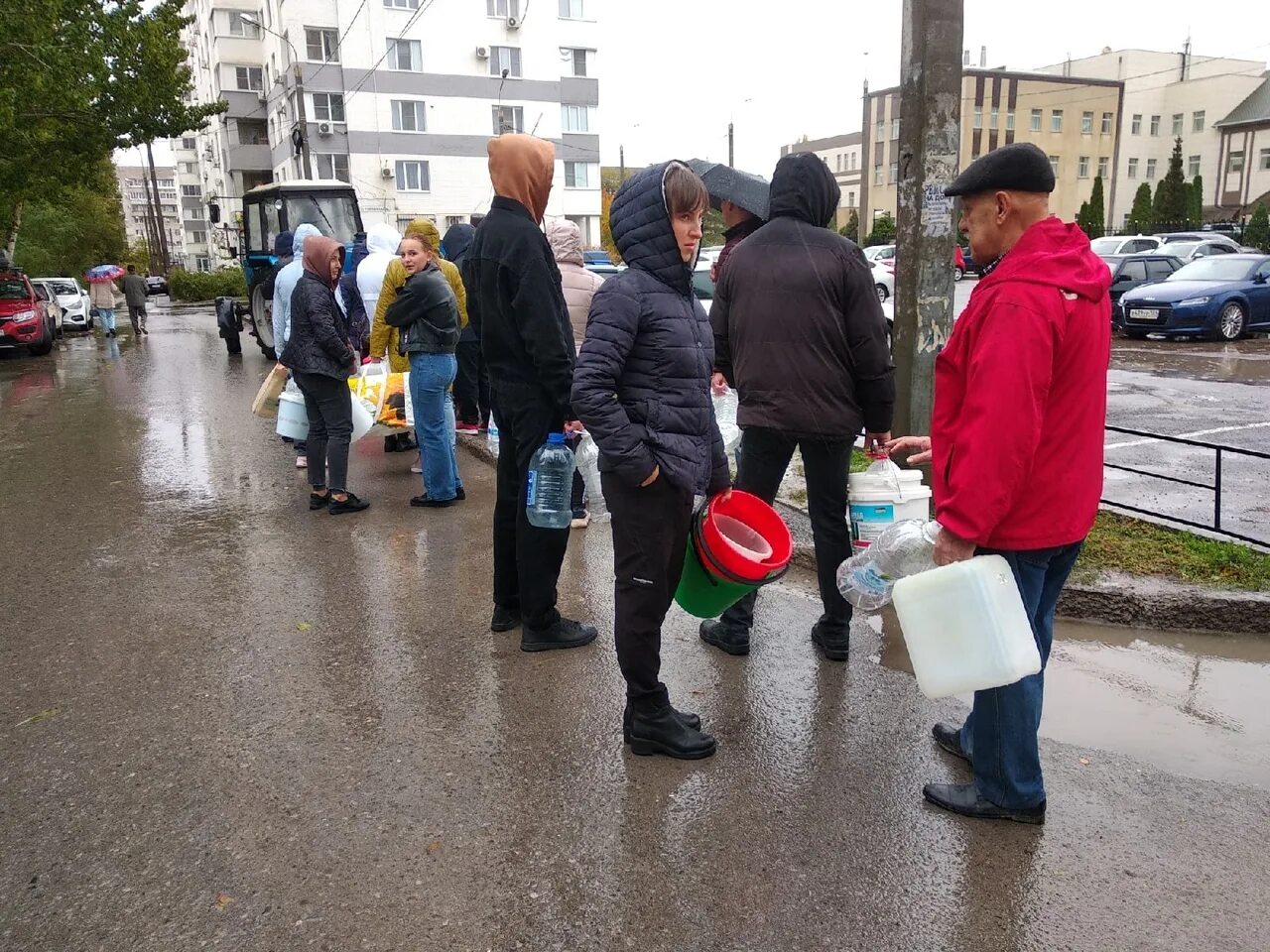 Новости в течении часа. Везут питьевую воду. Пожарный фото пьет воду. Новости Волгограда сегодня. Фезти вода.