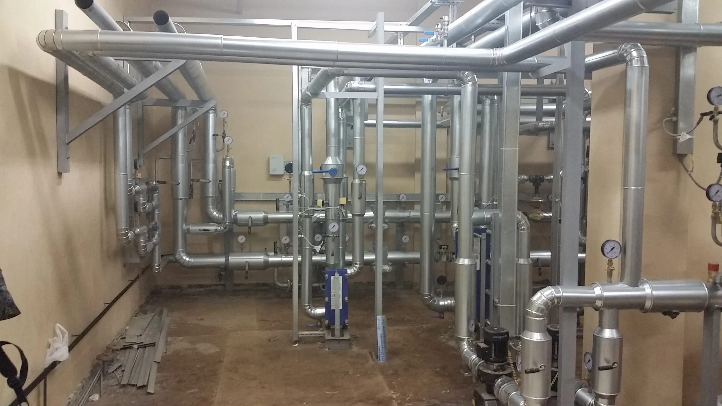 Блочный итп danfoss. Опора для трубопроводов в итп. Маркировка трубопровода теплопункта. Монтаж итп, цтп, систем отопления. Бирки на тепловой узел.