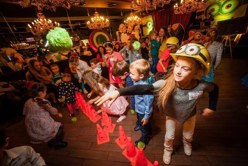 Аниматоры фиксики на детский день рождения. Аниматоры в детском кафе. Детский ресторан с аниматорами москва. Детская комната ресторан цыцыла. Аниматоры на праздник.