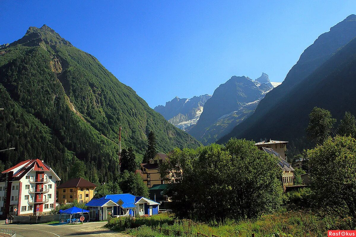 Домбай фото. Домбай Курортный посёлок горы. Домбай Горная Долина. Поселок Домбай КЧР. Домбай Курортный посёлок лето.