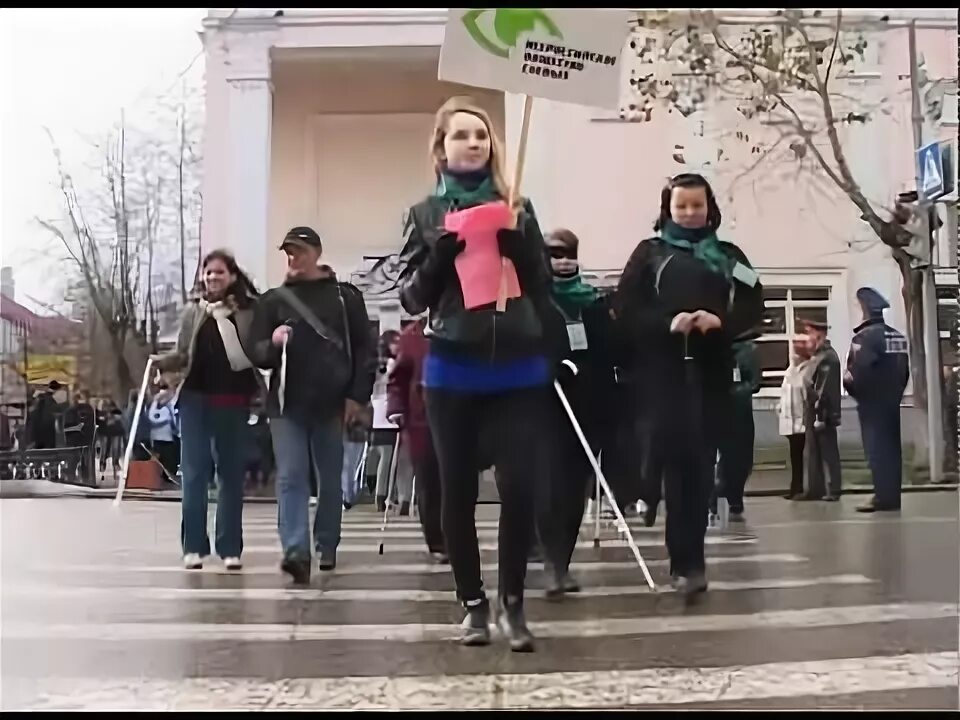 15 октября международный день белой трости. Слепой человек с тростью на улицах. Слепые люди. Месячник белой трости 2022. Белая трость для слепых.