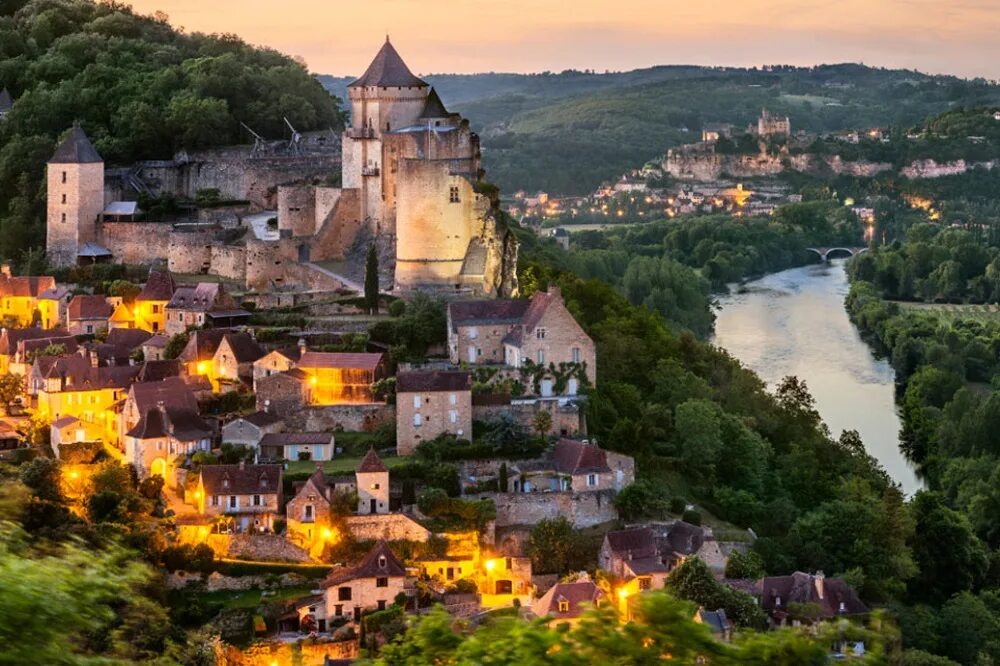 Регион франции юг пиренеи. Бейнак франция. Юго запад франции. Аквитания франция. Рокамадур франция улицы.