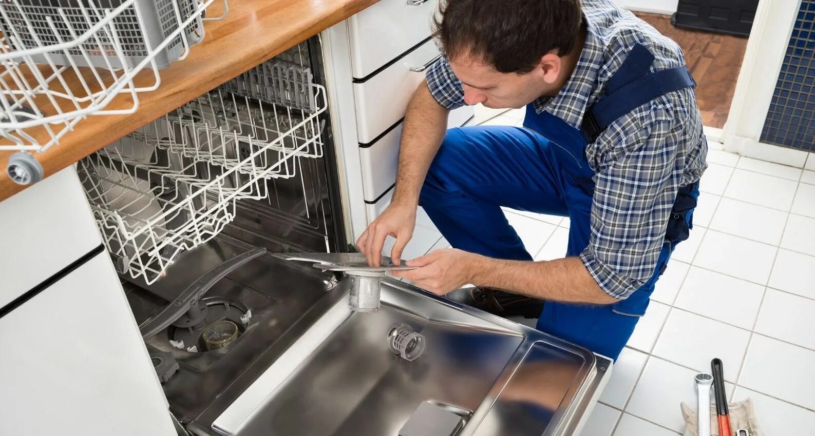 Мастер посудомоечных машин. Мастер по ремонту посудомоечных машин. Ремонт посудомойки. Установка посудомойки.